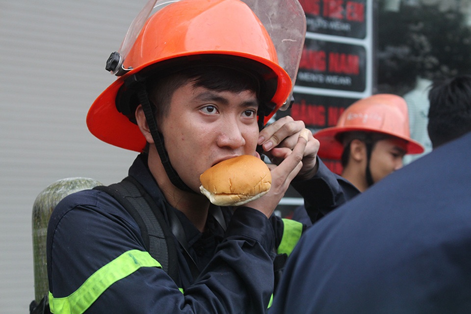 Bữa ăn vội vàng trong khi làm nhiệm vụ để tiếp thêm sức mạnh chiến đấu với giặc lửa.