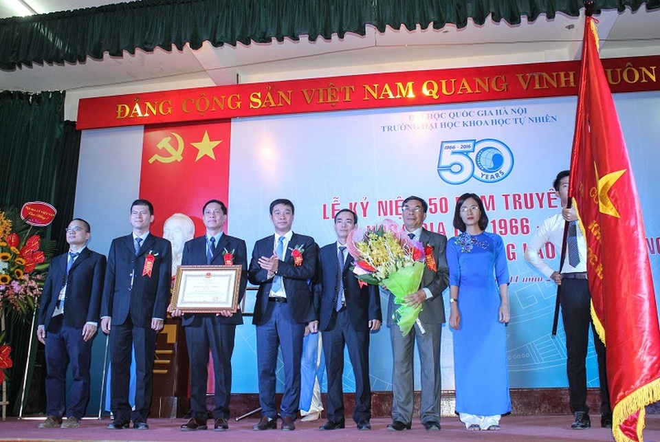 Khoa Địa lí ĐH KHTN kỉ niệm 50 năm và đón nhận Huân chương Lao động hạng Nhì - 3 Huân chương Lao động hạng Nhỉ được trao tặng cho Khoa Địa lí.