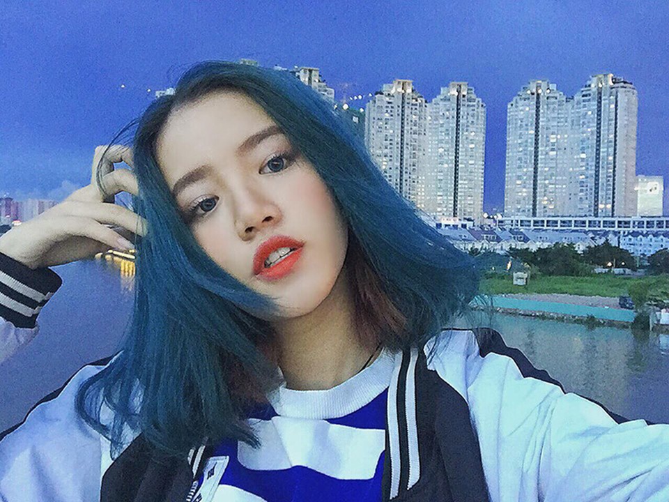 Với vẻ ngoài xinh đẹp và đam mê thời trang, Thuỳ Trâm tự tin bước vào giới người mẫu ảnh.