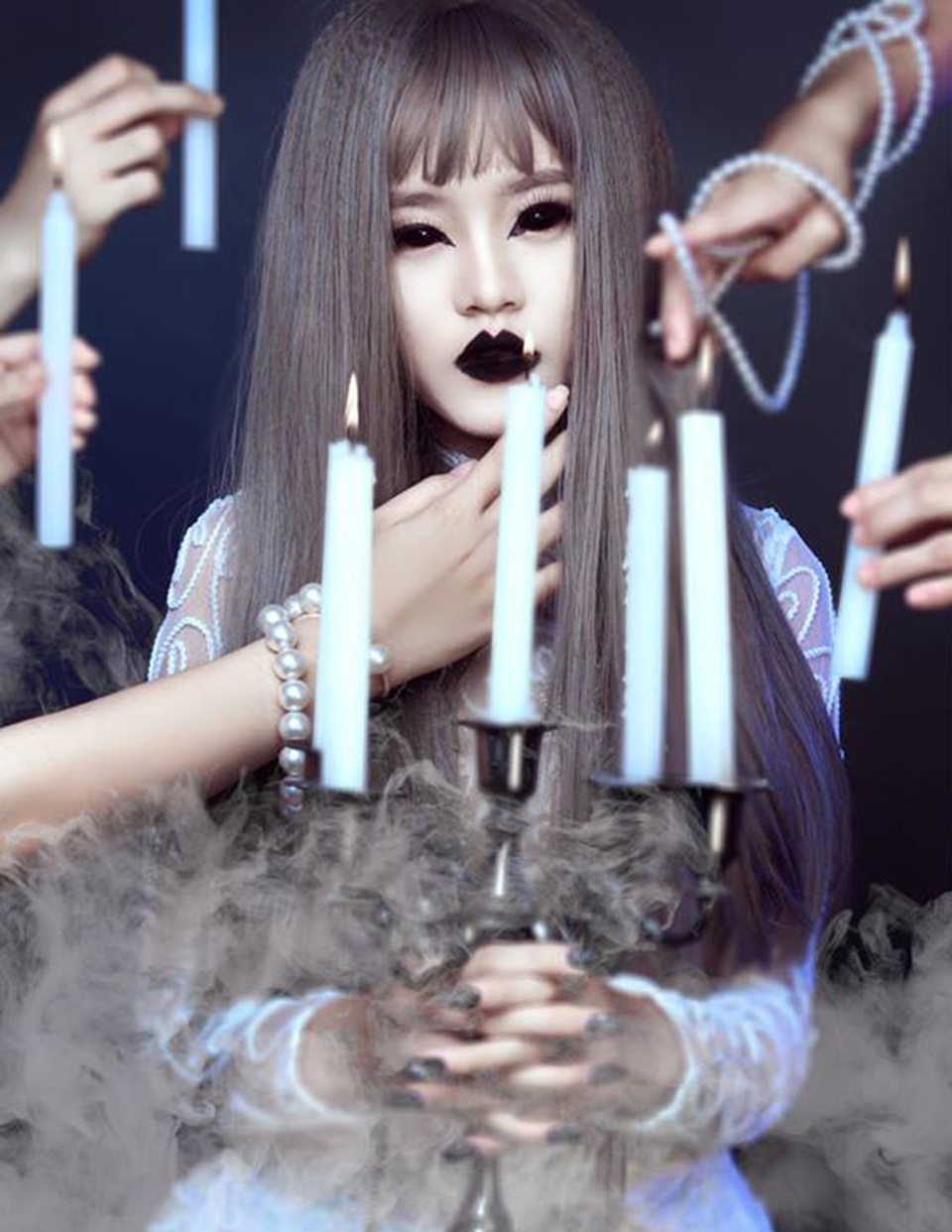 Trâm từng giành giải nhất cuộc thi The fashion in me, giải Nhì cuộc thi thời trang của nhà thiết kế Đỗ Mạnh Cường năm 2012 và nhiều giải thưởng khác liên quan tới thời trang.