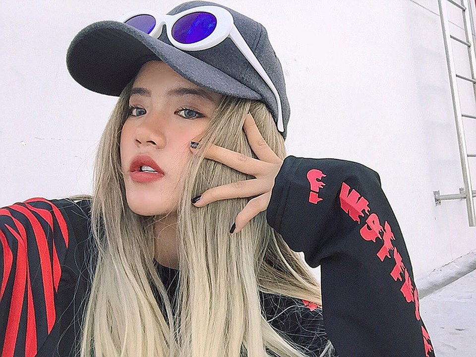 Trâm cho biết, từ năm 11 tuổi cô đã tự lập bằng cách làm người mẫu ảnh cho các cửa hàng thời trang ở Đồng Nai, không phụ thuộc vào gia đình về mặt tài chính.