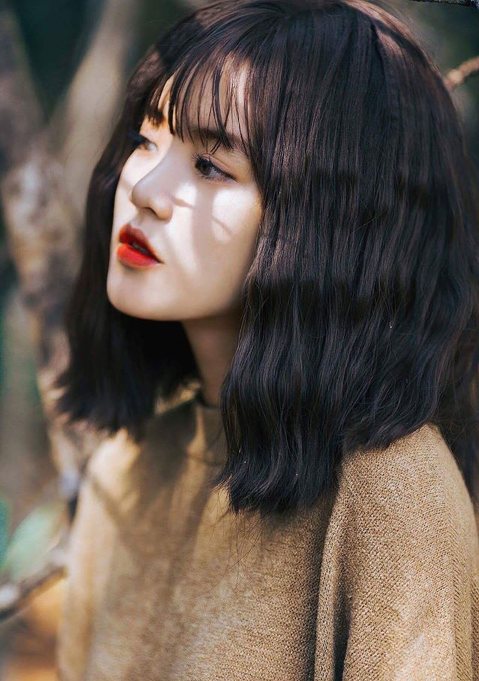 “Ban đầu, cuộc sống rất khó khăn khi em phải tự lo tất cả, từ chi phí học tập đến sinh hoạt hằng ngày. Sau đó, cuộc sống đi vào ổn định hơn khi em bắt đầu làm mẫu ảnh cho nhiều cửa hàng thời trang”, Trâm tâm sự.