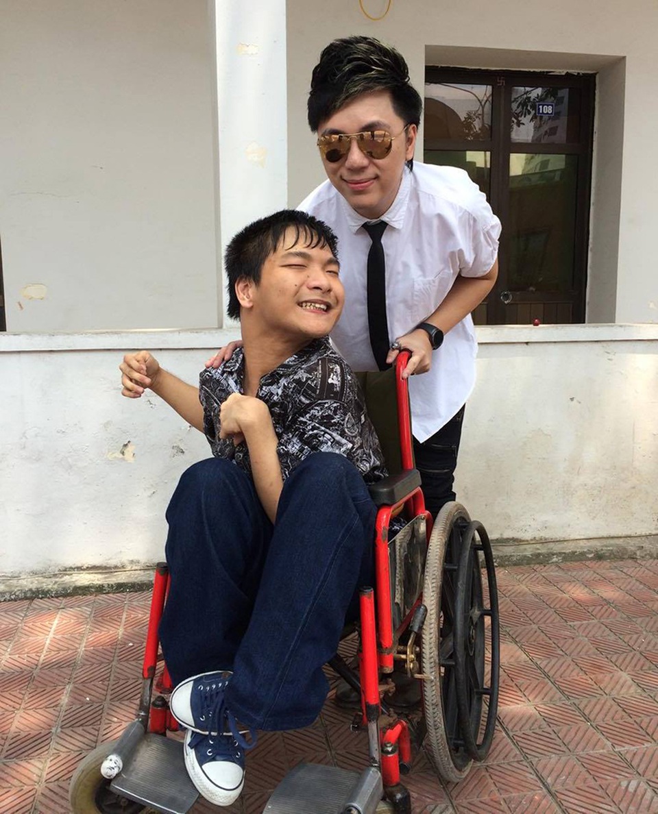 9x bị bại não, chơi đàn bằng chân sáng tác các tình khúc nổi tiếng - 2 Minh Vương thường xuyên dành những lời động viên cho chàng nhạc sĩ đặc biệt này