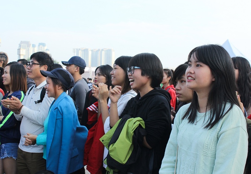 Các bạn trẻ có mặt từ rất sớm tham gia trò chơi ở lễ hội