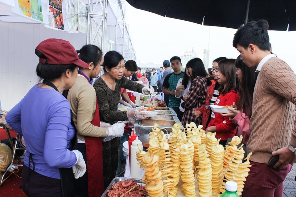 Các gian hàng ẩm thực cuốn hút phần đông thực khách