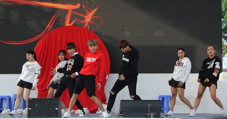 Màn nhảy không thua kém gì vũ công chuyên nghiệp của bạn trẻ tại Hà Nội