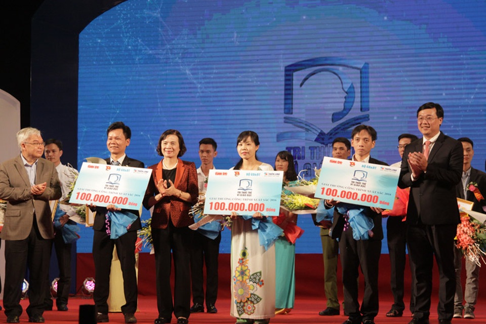 3 tác giả có 3 công trình sáng tạo tiêu biểu nhất được vinh danh: tác giả Lê Thị Bé Nhung - Trường THPT Phan Ngọc Tòng, Bến Tre; nhóm tác giả: Lê Văn Chung, Trịnh Hiệp Hòa, Lê Khắc Triều Hưng, Nguyễn Minh Đức, Nguyễn Lương Thọ, Trường Đại học Duy Tân, Đà Nẵng; tác giả Nguyễn Quốc Huy, trường Đại học Sư phạm Hà Nội.