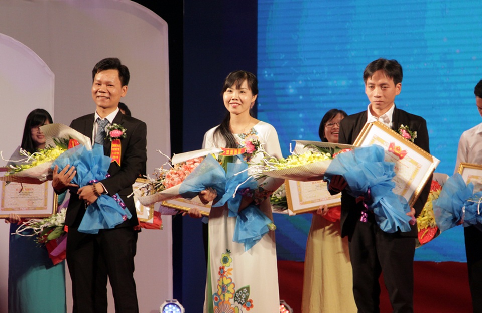 Cô giáo Lê Thị Bé Nhung cùng đại diện tác giả của hai công trình nghiên cứu khác nhận giải thưởng Tri thức trẻ vì giáo dục do Bộ GD&ĐT cùng Trung ương Đoàn TNCS HCM tổ chức