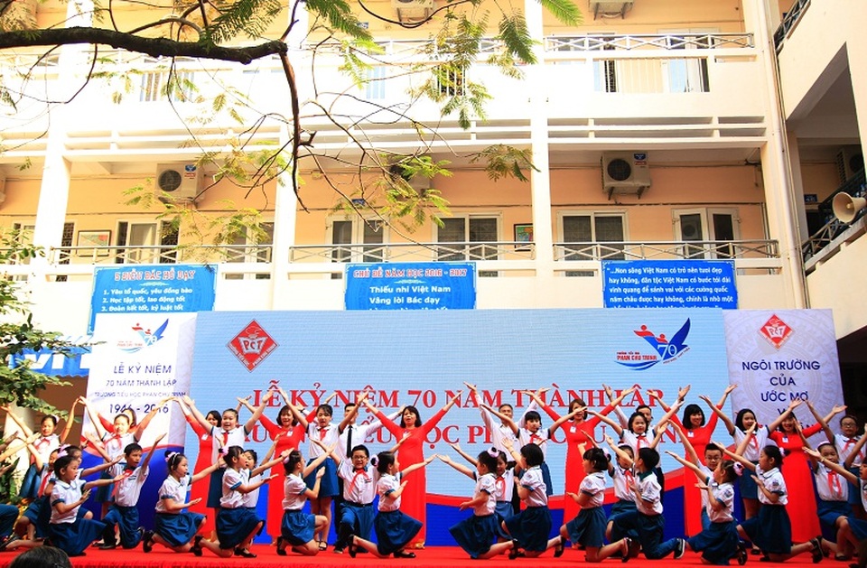 Tiết mục Vững bước tự hào ngôi trường 70 năm mùa hoa mở màn chào mừng buổi lễ