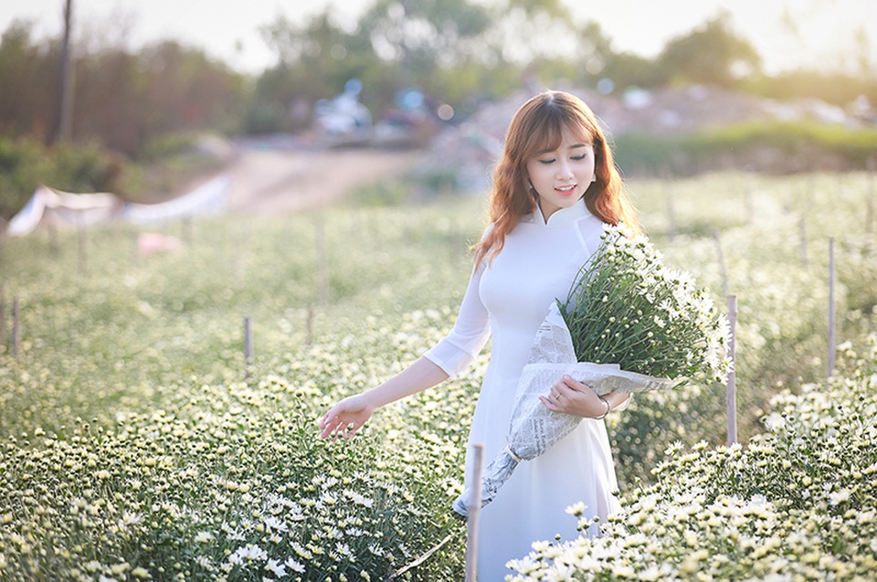 Hoa khôi trường Dược khoe vẻ ngọt ngào bên cúc họa mi - 7 Cô nói: “Mới đầu nhìn thấy em đã bị loài hoa này thu hút. Bông hoa trắng, nhỏ nhìn thì đơn giản nhưng toát lên vẻ dịu dàng, mỏng manh mà thanh khiết, thơ mộng như cái tên của nó, cảm giác có chút gì đó tinh khôi, thuần Việt như vẻ đẹp của người con gái đôi mươi vậy. Cả vườn hoa lại như một bức tranh, không cần màu mè nhưng cũng đủ làm rung động bất kỳ trái tim nào”.