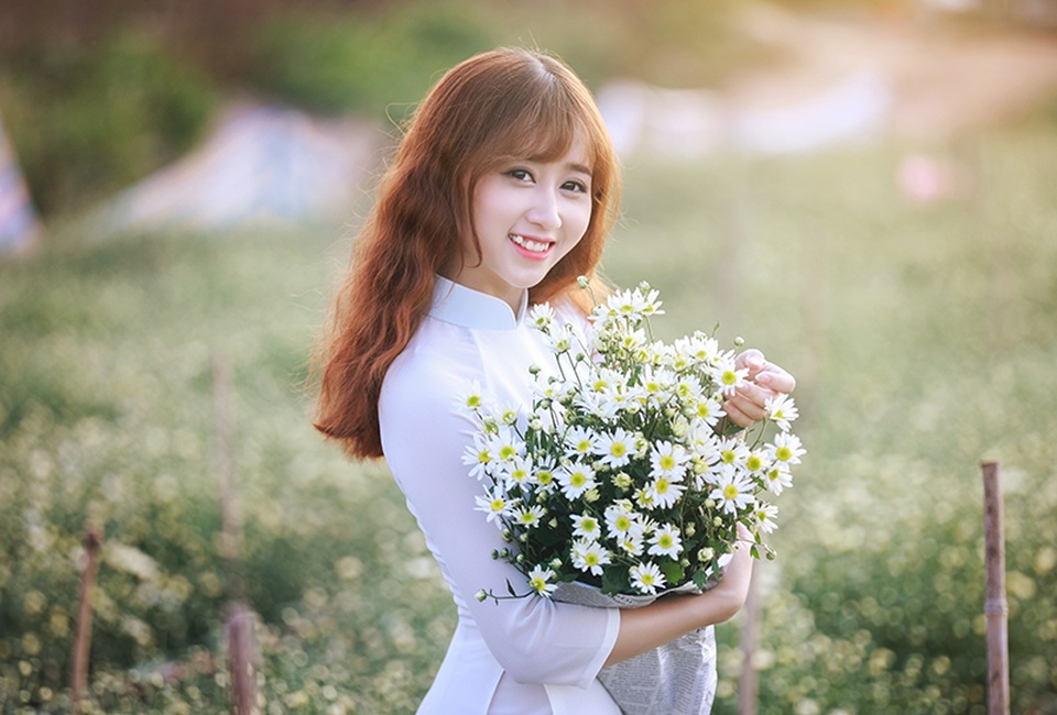 Hoa khôi trường Dược khoe vẻ ngọt ngào bên cúc họa mi - 8 Nụ cười của Hoa khôi ĐH Dược bên loài hoa mùa thu Hà Nội