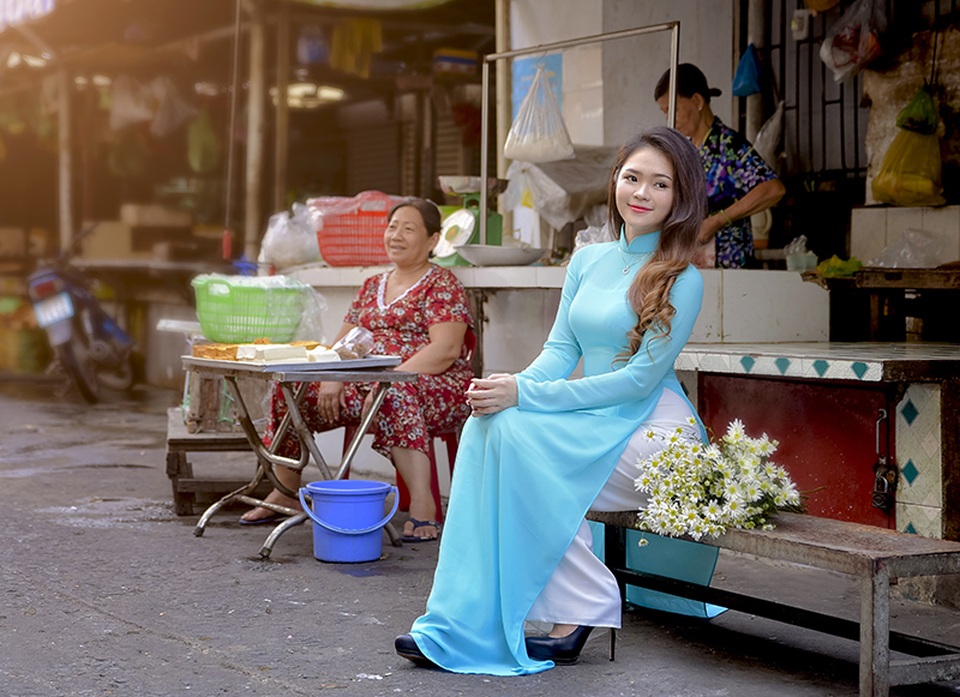Cúc họa mi Hà Nội khoe sắc bên thiếu nữ Sài Gòn - 4 Không chỉ xinh đẹp, kiếm tiền giỏi, Như Thơ còn thể hiện mình là cô nàng có tố chất nghệ thuật, cụ thể Thơ còn giành giải nhất “Tiếng hát sinh viên” quận Thủ Đức - TP.HCM.
