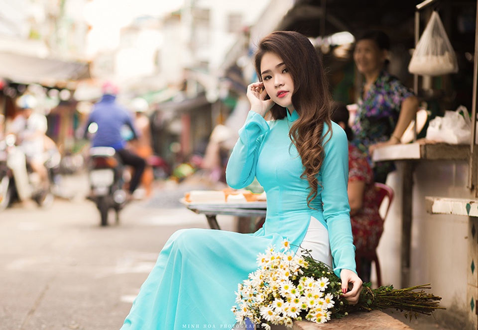 Cúc họa mi Hà Nội khoe sắc bên thiếu nữ Sài Gòn - 7
Mùa thu này, cô và nhiếp ảnh Hoàng Minh Hoá quyết định thực hiện bộ ảnh thiếu nữ mặc áo dài khoe sắc bên hoa cúc họa mi.