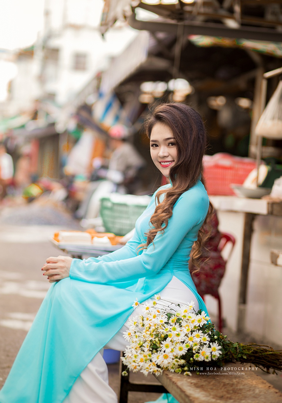 Cúc họa mi Hà Nội khoe sắc bên thiếu nữ Sài Gòn - 3 Thơ là một sinh viên năng động. Cô vừa đi học, vừa kinh doanh trên mạng.