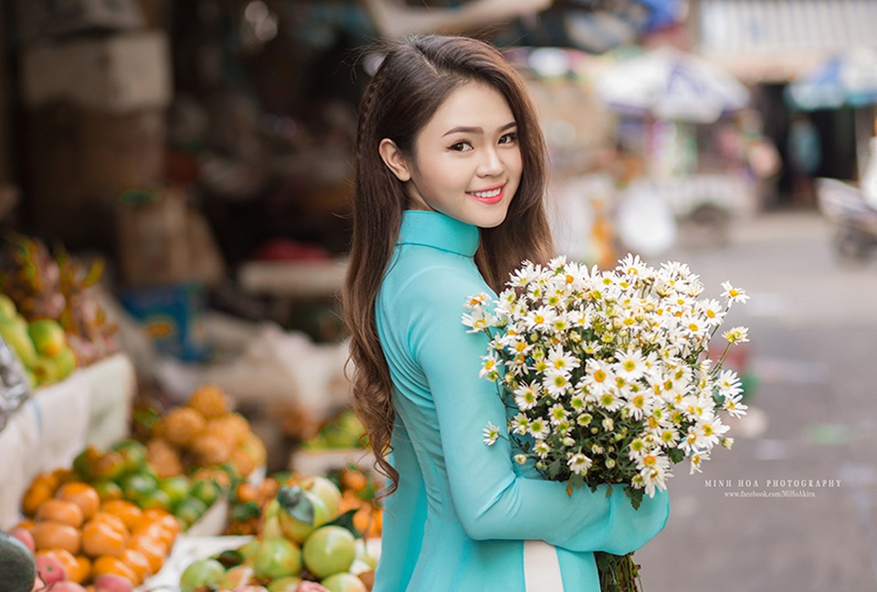 Cúc họa mi Hà Nội khoe sắc bên thiếu nữ Sài Gòn - 9 Loài hoa Hà Nội khoe sắc giữa lòng Sài Gòn. Bộ ảnh được thực hiện ở một khu chợ bình dân tại Quận 1.