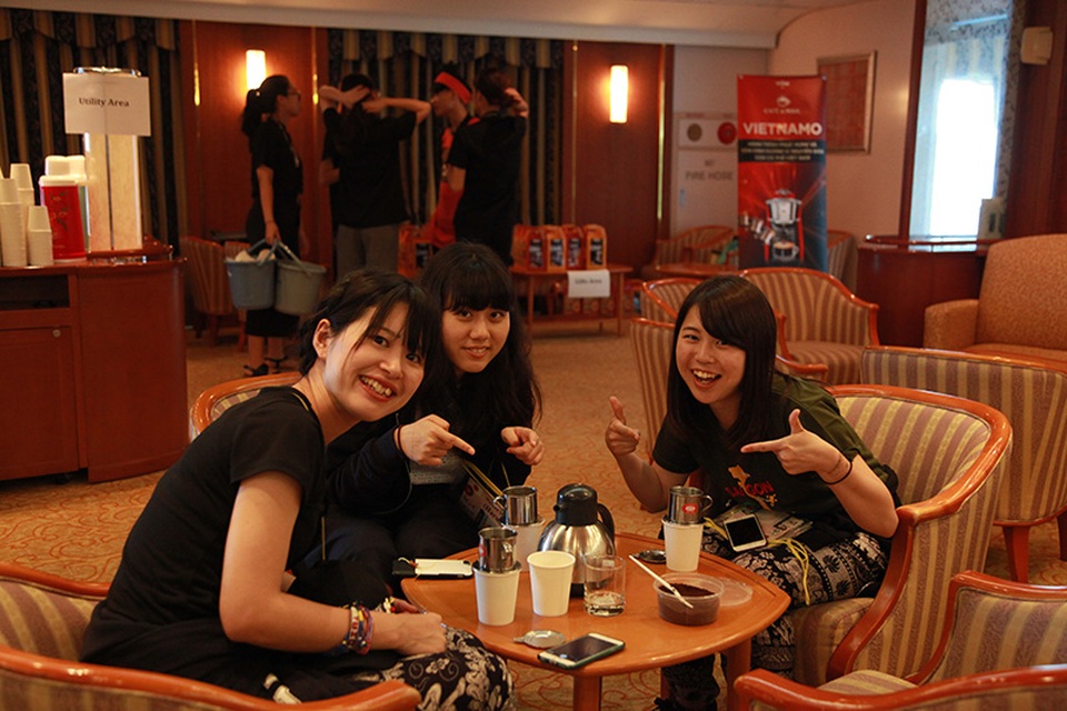 Các đại biểu pha cà phê cùng nhau