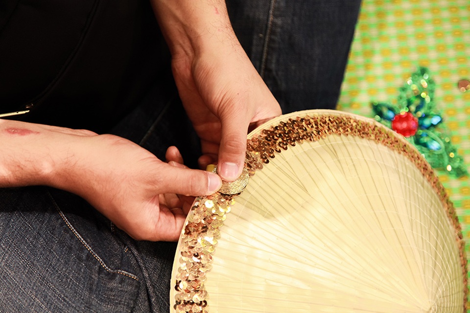 Dạy bạn trẻ nước ngoài làm nón lá và mấn đội đầu - 5 Dạy bạn trẻ nước ngoài làm nón lá và mấn đội đầu - 5