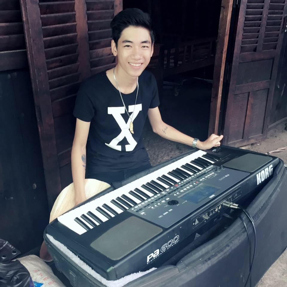 Chân dung Nguyễn Bảo Khánh - tay chơi đàn điệu nghệ khiến dân mạng nể phục (Ảnh: FBNV)