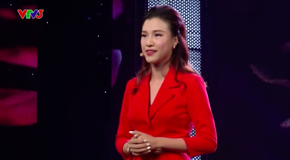 Màn hùng biện xúc động về tình yêu của nữ MC hút triệu lượt xem - 1 MC Hoàng Oanh hùng biện về tình yêu trong game show Hoán đổi