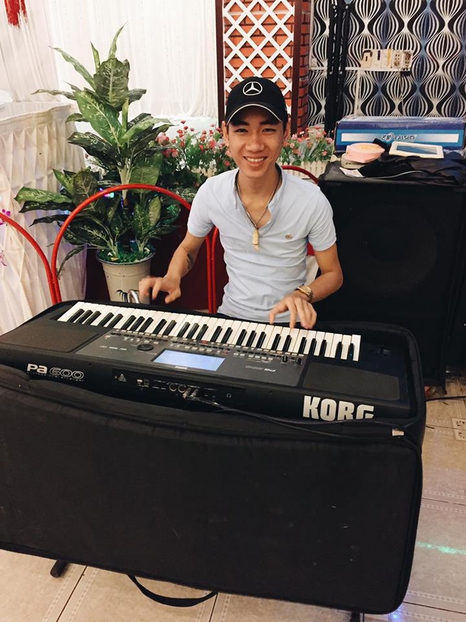 Tiết lộ về chàng trai "bịt mắt đánh đàn" gây sốt mạng - 1 Khánh bên cây đàn organ của mình