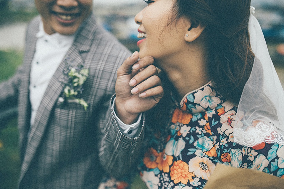 Chuyện tình "kịch tính" từ yêu đến cưới chỉ vẻn vẹn... 4 tháng - 3 Dù nhà chỉ cách nhau vài trăm mét nhưng đây là lần đầu cả hai biết đến nhau và ngay lập tức bị thu hút bởi đối phương.