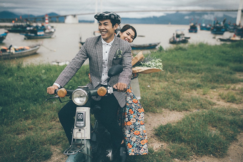 Chuyện tình "kịch tính" từ yêu đến cưới chỉ vẻn vẹn... 4 tháng - 7
Tiên Nữ đành tạm chia tay Quý để bố mẹ bớt lo nhưng cặp đôi vẫn quyết định âm thầm tìm kiếm hi vọng. Nhờ tìm đến ý kiến một thầy khác và kết quả bất ngờ là thầy giục cưới ngay trong tháng 12 này.