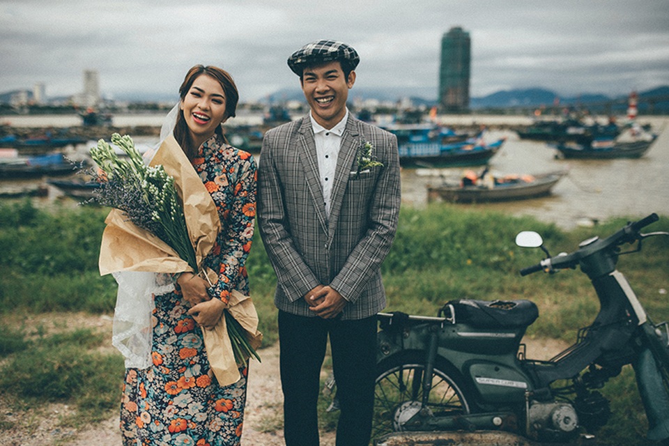 Chuyện tình "kịch tính" từ yêu đến cưới chỉ vẻn vẹn... 4 tháng - 5 Chuyện tình yêu không lời tỏ tình của Tiên Nữ và Thanh Quý tiến triển nhanh chóng nhưng lại vấp phải sự phản đối của gia đình về vấn đề tuổi tác không hợp.
