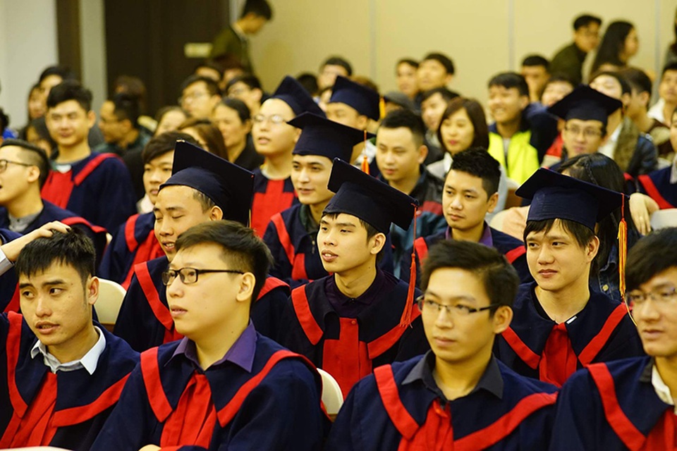 Các bạn sinh viên chuyên ngành CNTT lắng nghe các diễn giả chia sẻ kinh nghiệm.