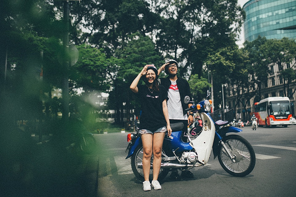 “Tình yêu thời ông bà ta” hài hước, xúc động qua ảnh của cặp đôi 9x - 11 Anh và em yêu nhau thời xe máy, ô tô