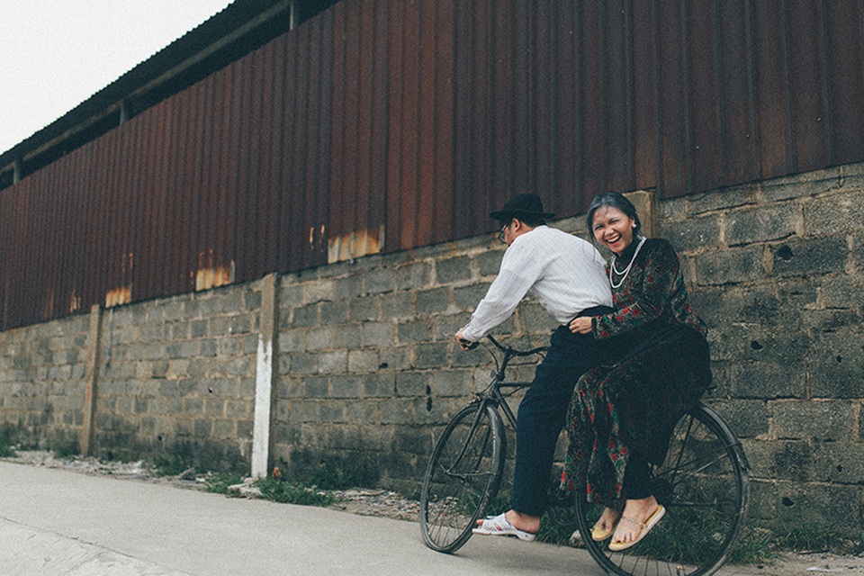“Tình yêu thời ông bà ta” hài hước, xúc động qua ảnh của cặp đôi 9x - 3
Ông thường đưa bà anh đi dạo quanh, trên con ngựa sắt Thống Nhất màu... đen.