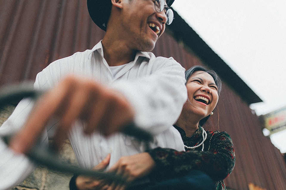 “Tình yêu thời ông bà ta” hài hước, xúc động qua ảnh của cặp đôi 9x - 4 Ông bà anh đưa nhau đi khắp phố xa
