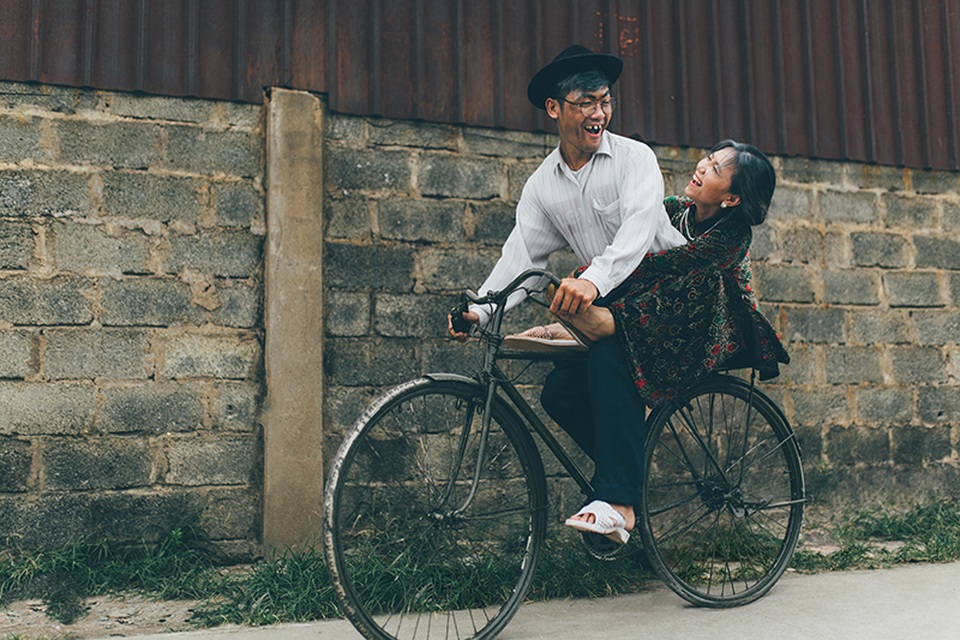 “Tình yêu thời ông bà ta” hài hước, xúc động qua ảnh của cặp đôi 9x - 5 Bà ngồi trên gác-ba-ga chiếc xe đạp tróc sơn