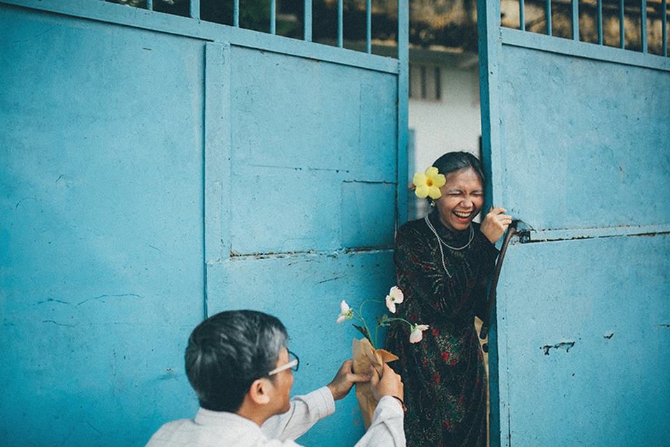 “Tình yêu thời ông bà ta” hài hước, xúc động qua ảnh của cặp đôi 9x - 6 Ông mua tặng bà anh 1 đoá hoa. Và đó là món quà đầu tiên