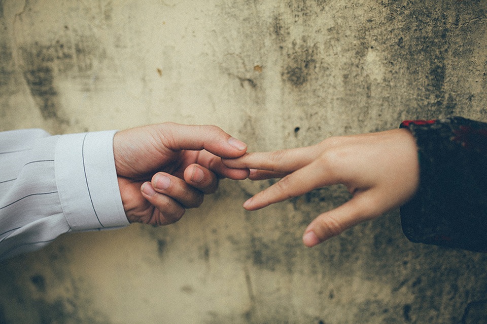 “Tình yêu thời ông bà ta” hài hước, xúc động qua ảnh của cặp đôi 9x - 8
Và thời ấy, bình dị lắm con ơi. Chạm tay nhau một giây thôi là nhớ nhau cả đời
