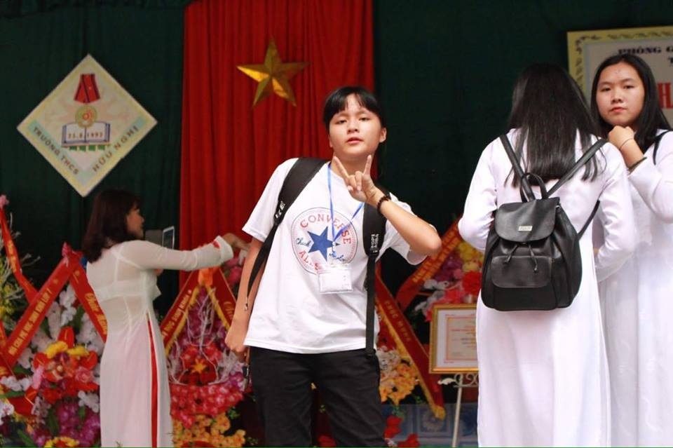 Cô gái sinh năm 2001 đang là “hiện tượng hát nhép” trên mạng - 1 Đỗ Hà Giang không chỉ nhí nhố trong clip mà đời thường cô bạn cũng vô cùng nghịch ngợm