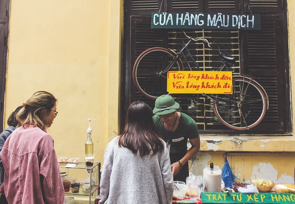 Lạ mắt với “không gian bao cấp” của sinh viên ĐH Hà Nội - 6 Điểm nhấn của sự kiện chính là trải nghiệm tem phiếu. Mọi người được sống trọn vẹn một ngày như trong thời bao cấp thông qua việc xếp hàng đổi tem, mua và thưởng thức những món ăn hơi hướng xưa