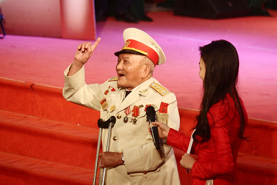 Ông Vũ Tâm - nguyên Trung đội trưởng Tiểu đoàn 101 quyết tử Thủ đô, Trung đoàn Thủ đô - một trong những chiến sĩ tham gia trận đánh ác liệt ở chợ Đồng Xuân năm 1946 phát động toàn thể hội trường đọc lại lời tuyên thệ “Toàn quốc kháng chiến”.