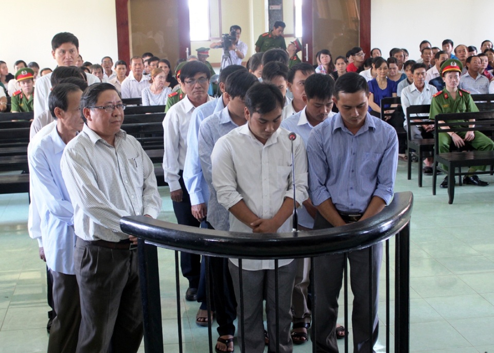 Phú Yên: Hàng loạt cán bộ huyện ra hầu tòa - 1 16 bị cáo nguyên là cán bộ huyện Đông Hòa (Phú Yên) ra hầu tòa