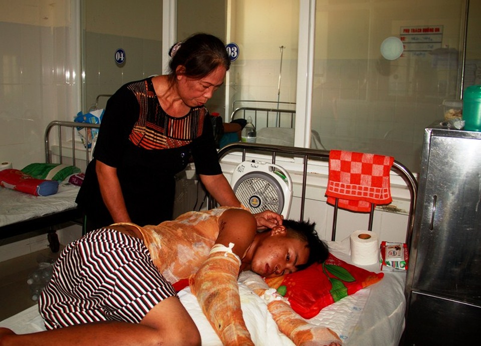 Giường bên cạnh, Thắng ngồi sau xe Khôi đi mua xăng giúp bạn cũng bị bỏng nặng ở lưng, hai tay trong khi gia cảnh cũng rất khó khăn