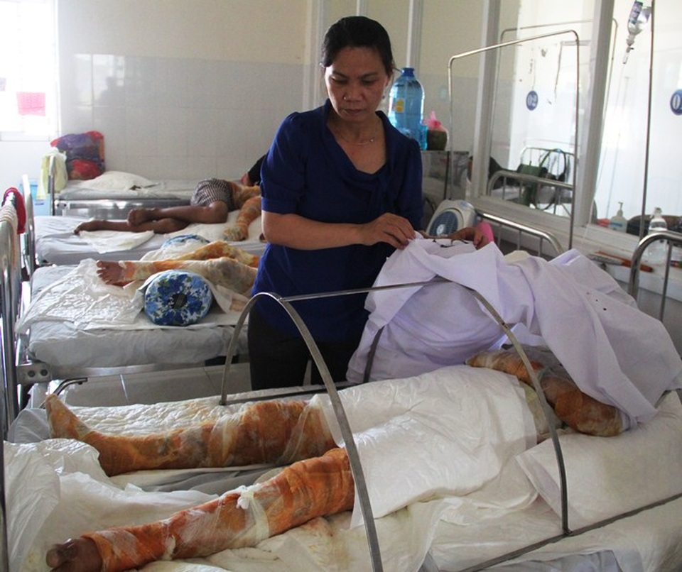 Vụ tai nạn khiến 5 người bị thiêu cháy, trong đó 1 người đã tử vong, riêng em Hằng phải chuyển ra Viện Bỏng Quốc gia (Hà Nội) cấp cứu.