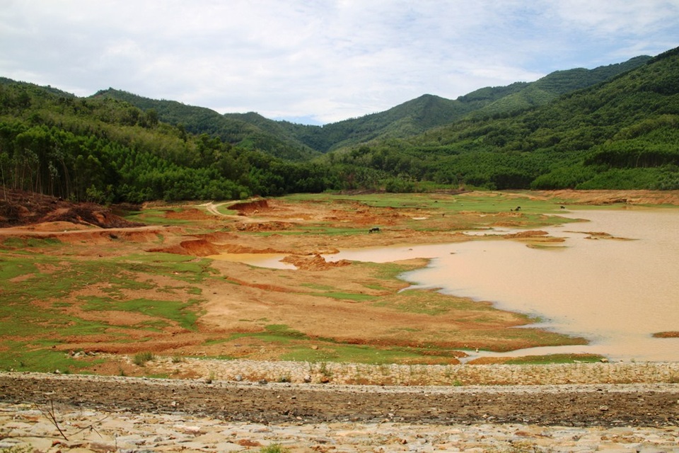 Lòng hồ Phú Thạnh (xã Hoài Hảo, huyện Hoài Nhơn, Bình Định) bị móc ruột lấy đất sét để bán