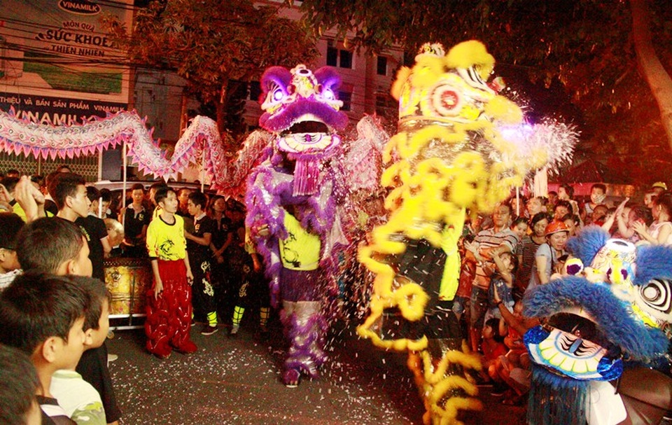 Lân đi đến đâu người xem kéo theo tới đó 