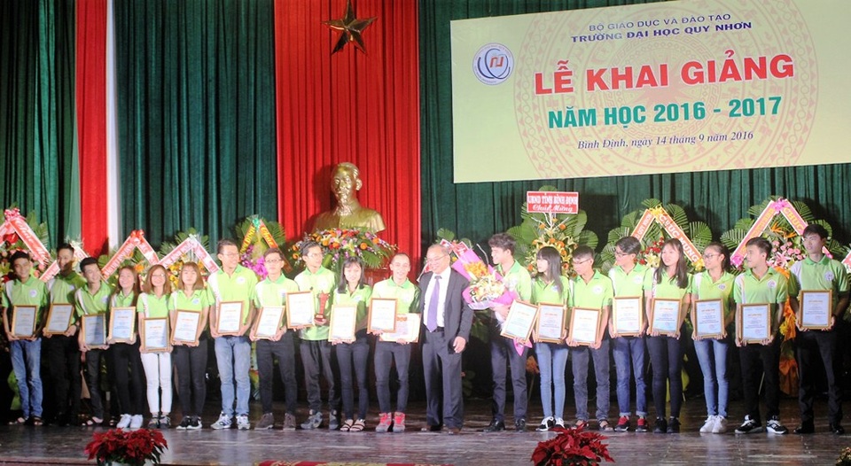 Hơn 2.500 tân sinh viên ĐH Quy Nhơn đón năm học mới - 3 Biểu dương và khen thưởng đội tuyển sinh viên của trường đã đoạt chức vô địch tại cuộc thi sinh viên toàn quốc năm 2016