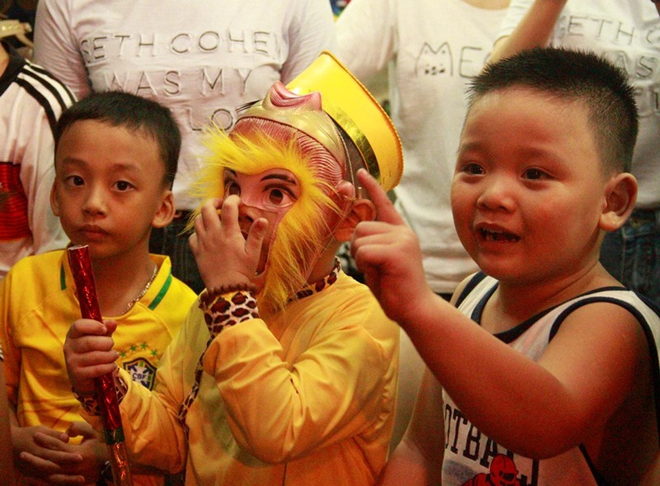 Trẻ em rất thích thú nghe tiếng trống lân và xem biểu diễn lân