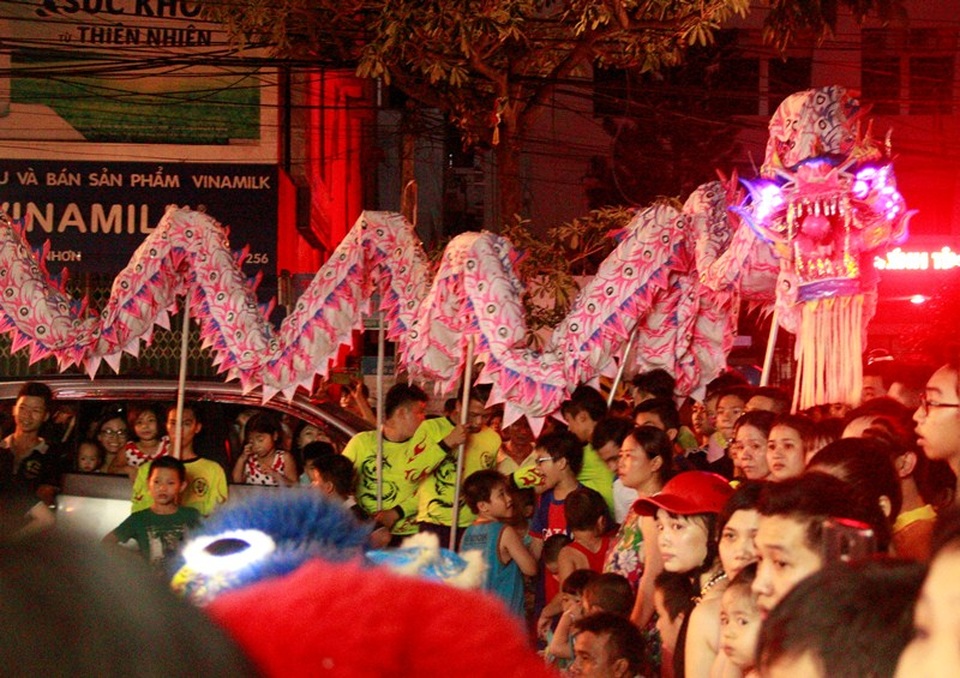 Lân sư rồng vừa múa vừa làm hàng rào bảo vệ lân sư tử có không gian biểu diễn