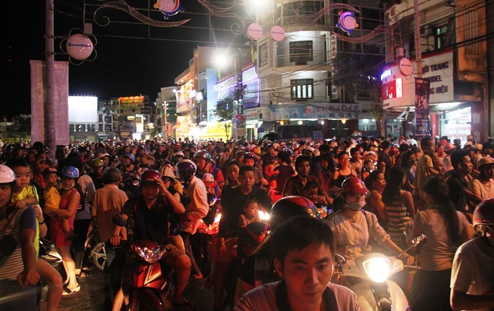 Đường Phan Bội Châu bị ách tắc do một đoàn lân biểu diễn