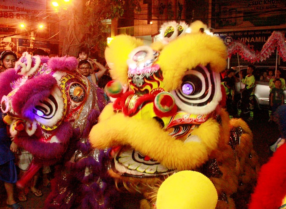 Lân sư tử nhảy nhót biểu diễn khắp đường phố rồi vào nhà các cửa hàng, doanh nghiệp để lấy lộc