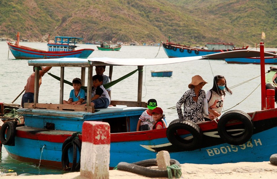 
Khách đi trên tàu, đặc biệt là trẻ em không mặc áo phao
