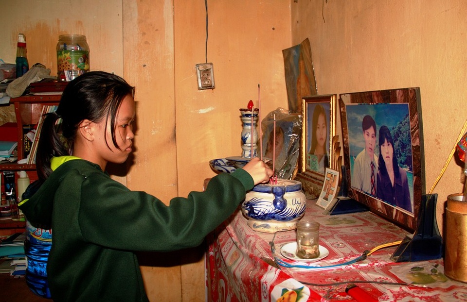 Cha, mẹ và chị gái đều mất, dù vậy chị em Thu Sang- Thu Sum vẫn nghị lực nuôi ước mơ tới trường