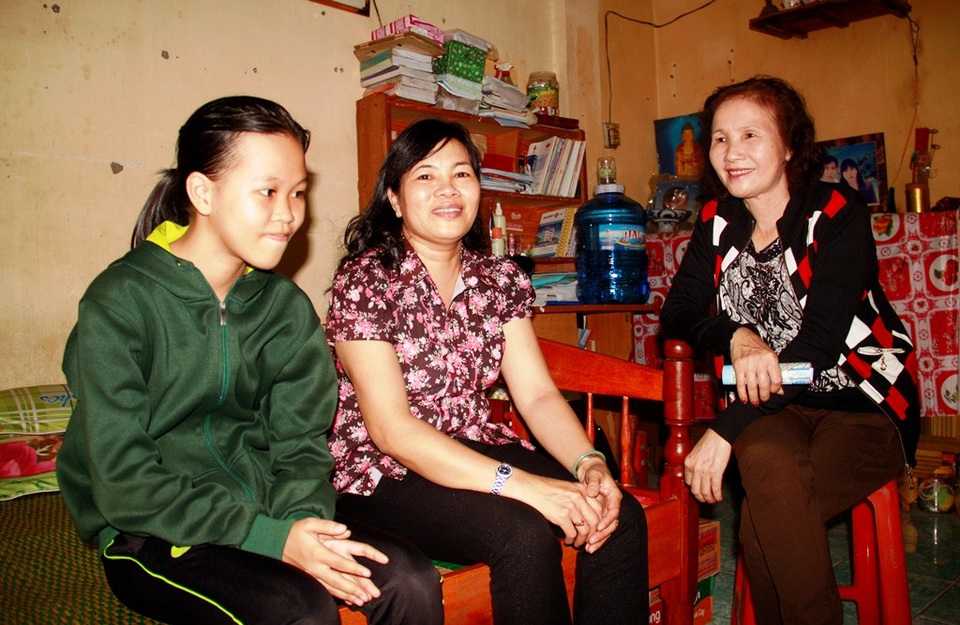 Hại chị em Sang - Sum được Hội Phụ nữ phường Quang Trung nhận đỡ đầu 